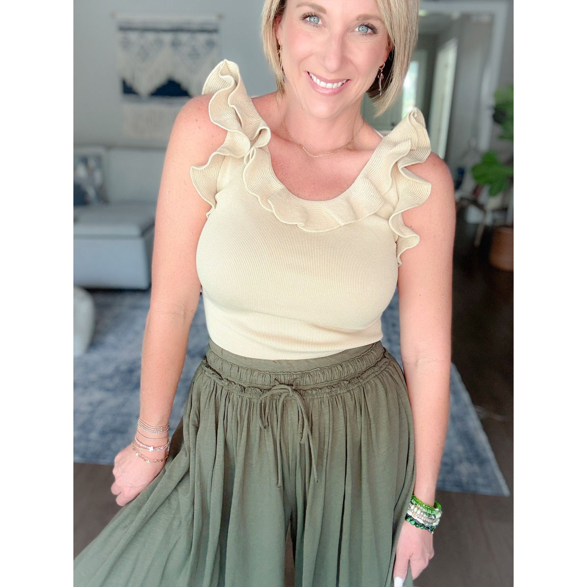 Women's boutique flowy green pants details
