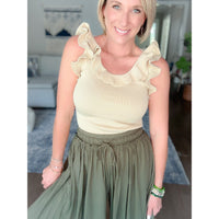 Women's boutique flowy green pants details